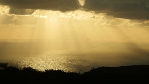 Sonnenlicht wirft die Wolken — Stockvideo