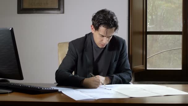 Focuse Business man écrit un document de travail — Video