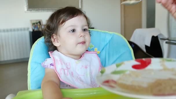 Маленькая девочка обедает — стоковое видео