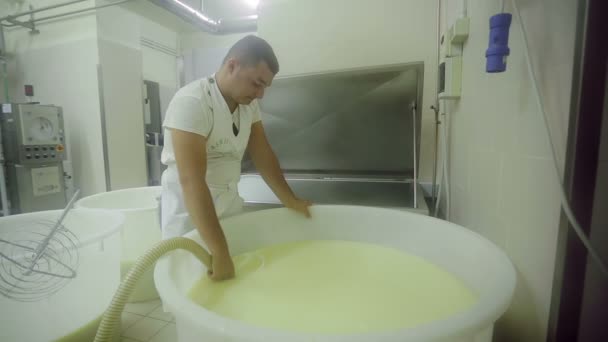 Fabriek voor de productie mozzarella — Stockvideo