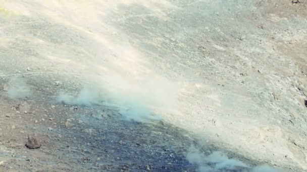 烟和蒸汽从火山口 — 图库视频影像