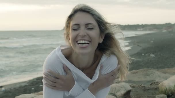 Mujer joven en la playa — Vídeo de stock