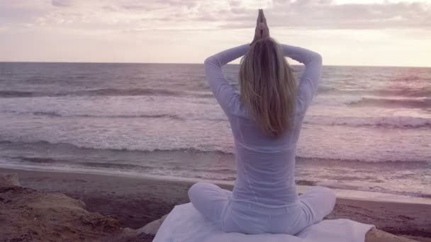 Mujer joven practicando yoga — Vídeo de stock