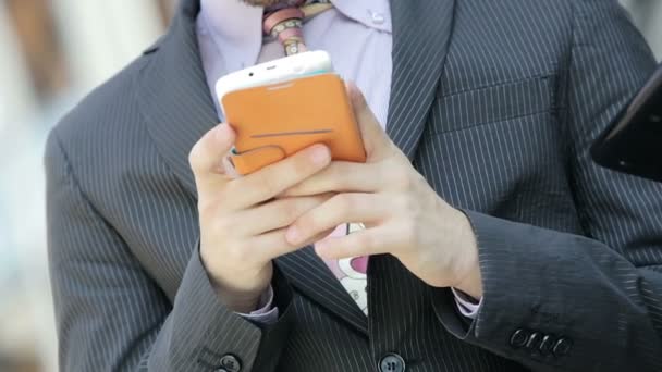 Homem de negócios está trabalhando com telefone inteligente — Vídeo de Stock