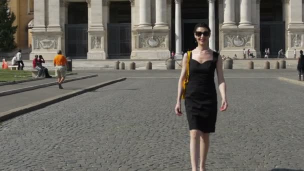 Happy woman walking in Rome city center: happy and peaceful smiling girl — Stock Video