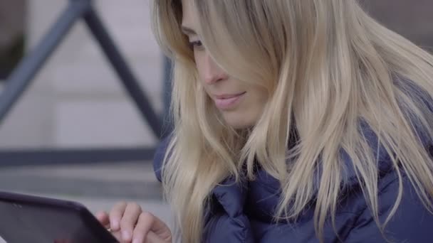 Giovane donna che utilizza tablet — Video Stock