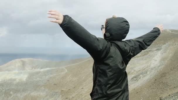 Женщина возле кратера вулкана — стоковое видео