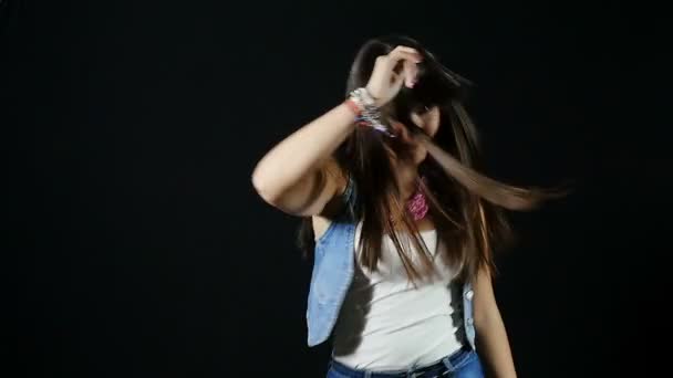 mignonne brunette danse 