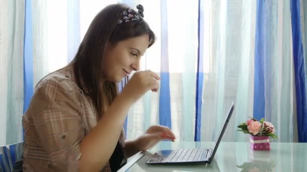 Mulher usando laptop em casa — Vídeo de Stock