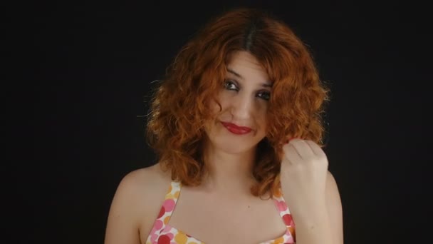 Femeia face gesturi pentru a indica neîncrederea — Videoclip de stoc