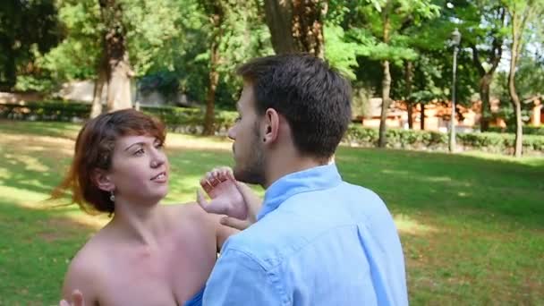 Bestrijding van liefhebbers in het park: jonge man en jonge vrouw zijn ruzie — Stockvideo