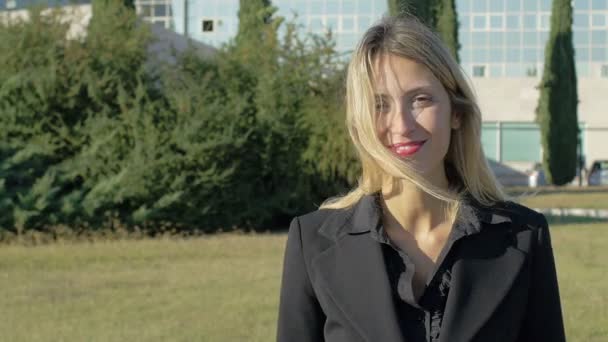 Glimlachende zakenvrouw op zoek naar de camera — Stockvideo