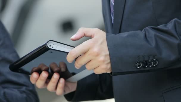 Businessman is working with tablet — Stock Video