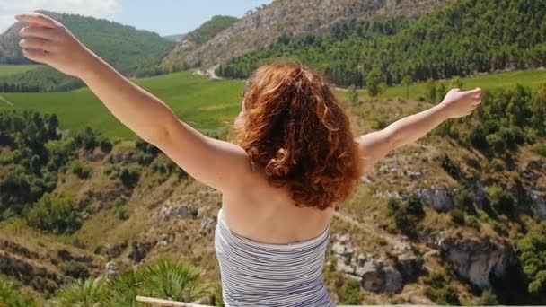 Mujer disfrutando de la naturaleza — Vídeos de Stock