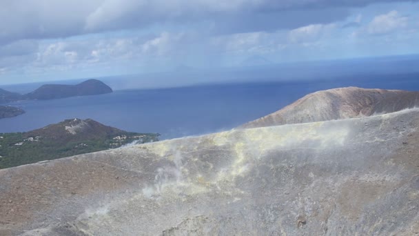 Fumo e vapore dal cratere del vulcano — Video Stock
