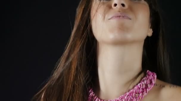 mignonne brunette danse 