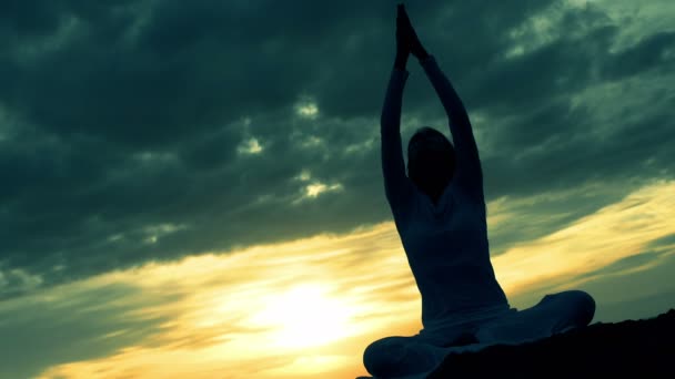Vrouw praktizerende yoga en meditatie — Stockvideo