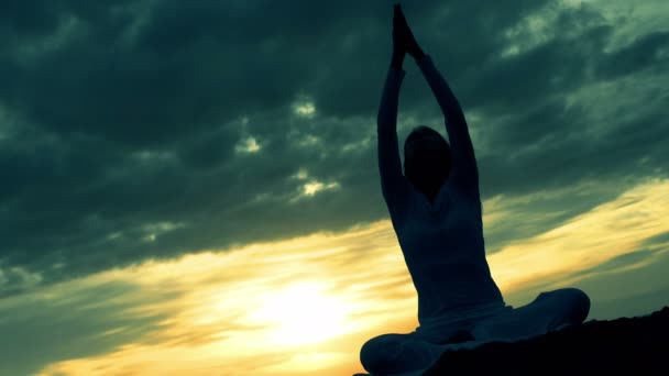 Mujer practicando yoga y meditación — Vídeo de stock