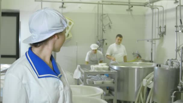 Завод по производству моцареллы — стоковое видео