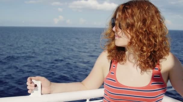 Вдумчивая женщина на корабле — стоковое видео