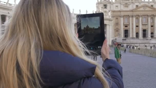 Giovane donna carina che fa foto con tablet alla chiesa di San Pietro a Roma — Video Stock