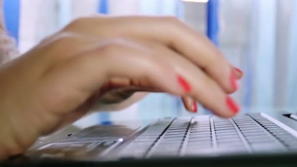 Жінка друкує на клавіатурі — стокове відео