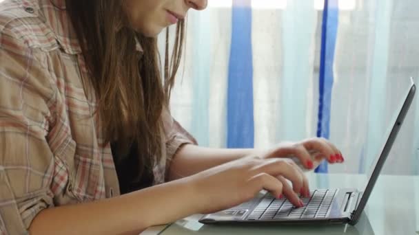 Mulher usando laptop em casa — Vídeo de Stock