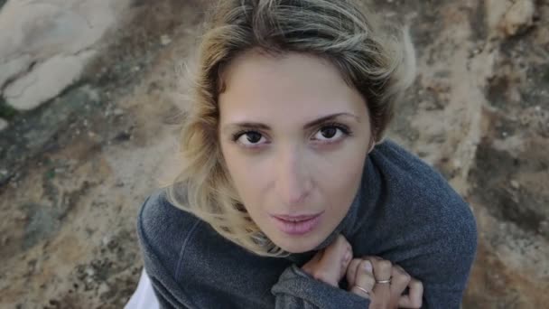 Gyönyörű nő szabadtéri — Stock videók