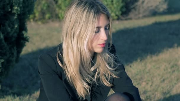 Düşünceli ve depresif kadın — Stok video