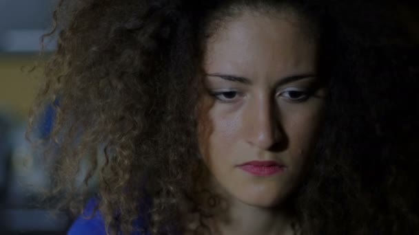 Szomorú és átgondolt nő egyedül ül: töprengő lány mélyen a gondolatait — Stock videók
