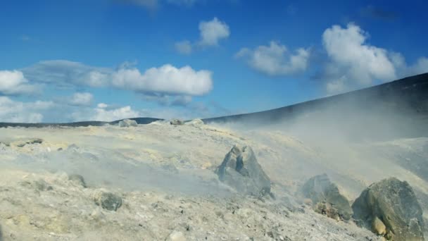 Fumo e vapore dal cratere del vulcano — Video Stock