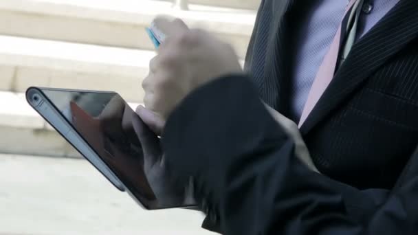 les hommes d'affaires utilisant smartphone et tablette  