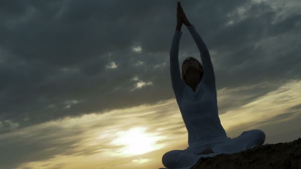 Mujer practicando yoga — Vídeos de Stock