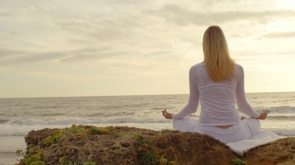 Mujer joven practicando yoga — Vídeo de stock