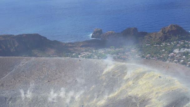 Humo y vapor del cráter del volcán — Vídeos de Stock