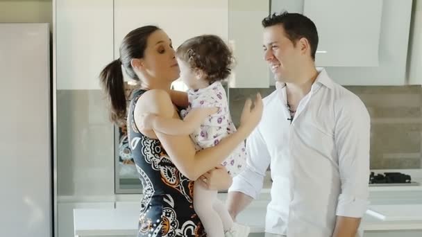 Bella famiglia con bambino, bambina — Video Stock