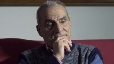 düşünceli yaşlı adam portresi