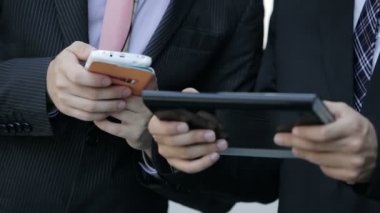 Smartphone ve tablet kullanarak iş adamları 