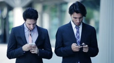 sohbet ve Internet Mobil cihazlar kullanarak iş adamları: tablet, akıllı telefonlar