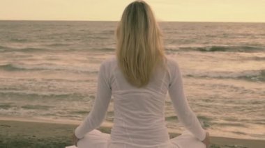 Yoga Çalışan Genç Kadın