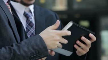 İşadamları mobil tablet kullanma