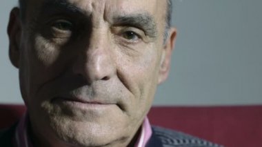 yaşlı adam gülüyor yakın çekim