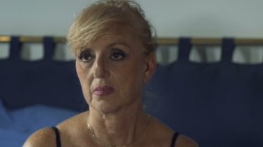 Yalnız ve depresyonda Bayan boşluğa bakıyor