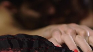 Genç çiftin tutkulu aşk sahnesi