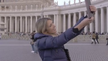 St Peter Katedrali, Roma fotoğraf yapmak için tablet bilgisayar kullanan sevimli kadın