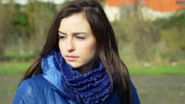 düşünceli bir kadın portresi yakın sorunlarını derinliklerinde: üzüntü, üzgün