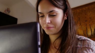sohbet etmek için bir bilgisayar kullanan genç kadın 