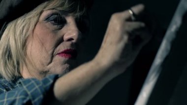 Olgun ressam evde çalışma