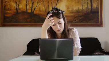 genç kadın konuşmayı 