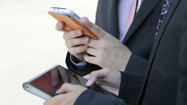 Les hommes d'affaires utilisant smartphone et tablette — Video